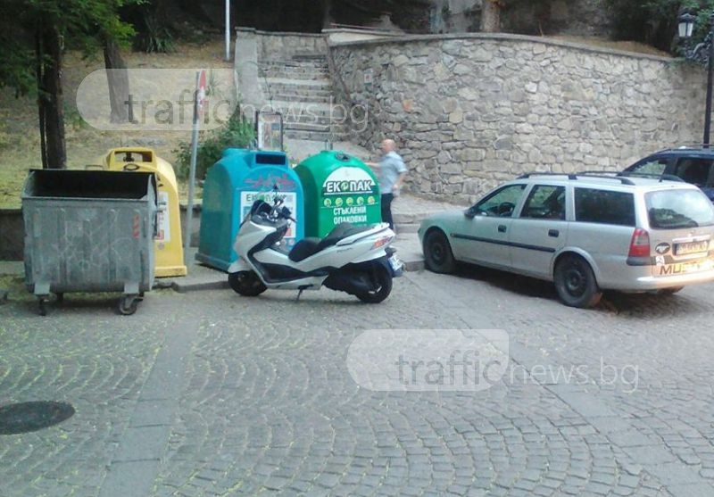 Дежа вю! Пъстроцветни кофи за смет кацнаха на пешеходна пътека в центъра на Пловдив СНИМКА