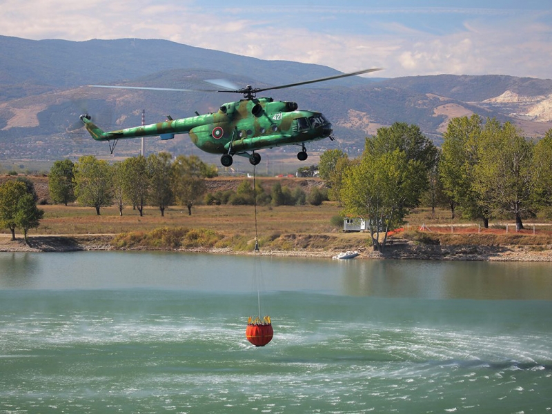 Пловдивски хеликоптер спасява горяща Македония ВИДЕО