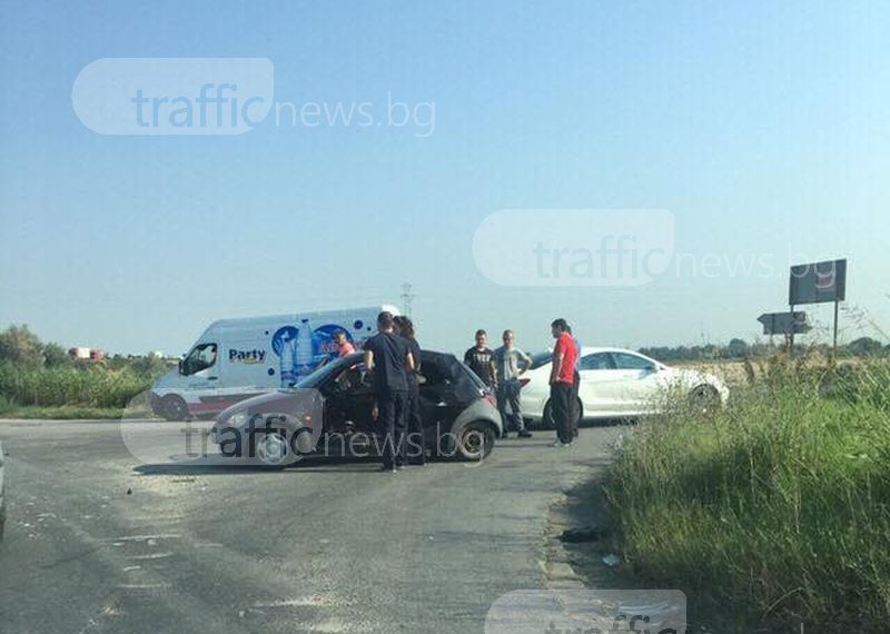 Две жени са откарани в болница след катастрофата на изхода на Пловдив СНИМКИ