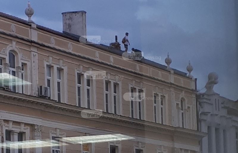 Безумие! Деца застават на ръба на покрив на Главната на Пловдив, за да си направят селфи СНИМКИ