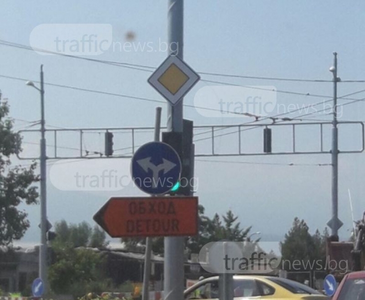 Знак крие светофар на Коматевско шосе, шофьори негодуват СНИМКИ