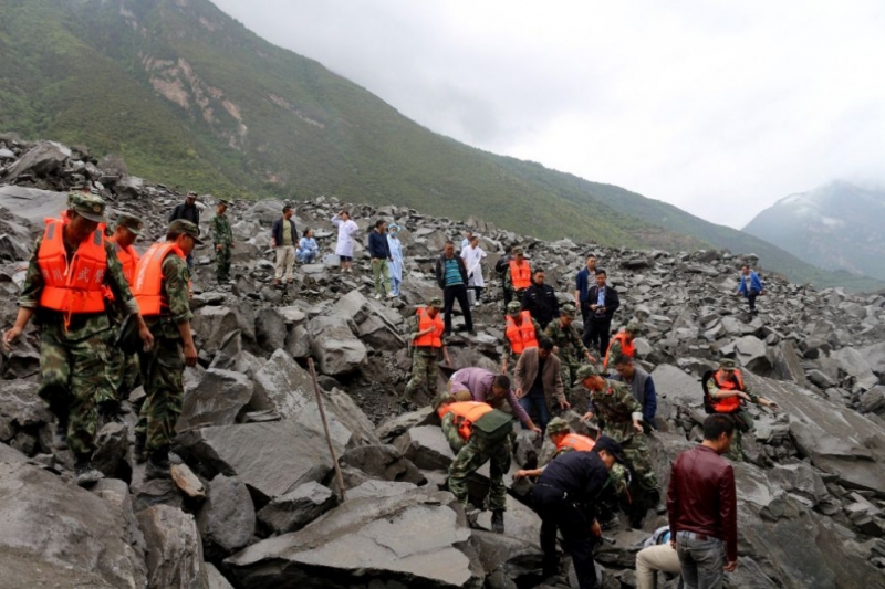 След опустошителното земетресение, свлачище уби десетки души в Китай