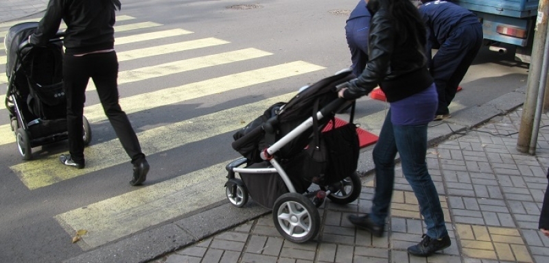 Клон се стовари върху детска количка с 4-месечно бебе