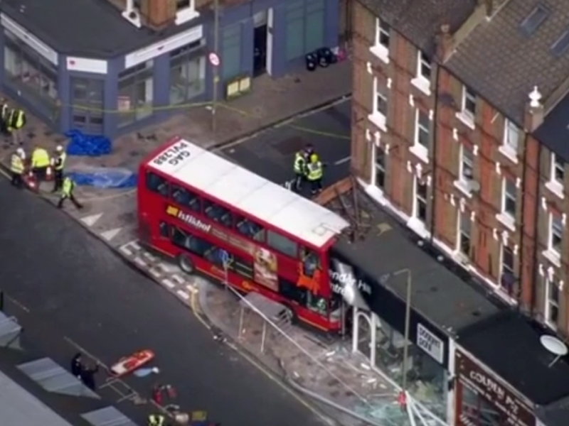 Автобус се вряза в сграда в Лондон, има ранени ВИДЕО
