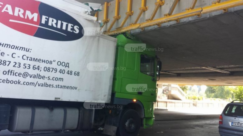 Камион се вряза в моста на УХТ и заседна, задръсти движението СНИМКИ