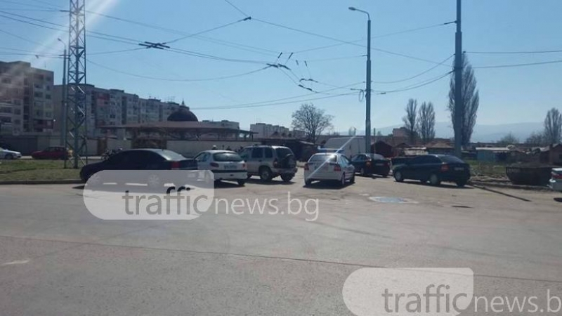 Двамата роми, били полицай в Столипиново заради забележка, застават пред съда СНИМКИ