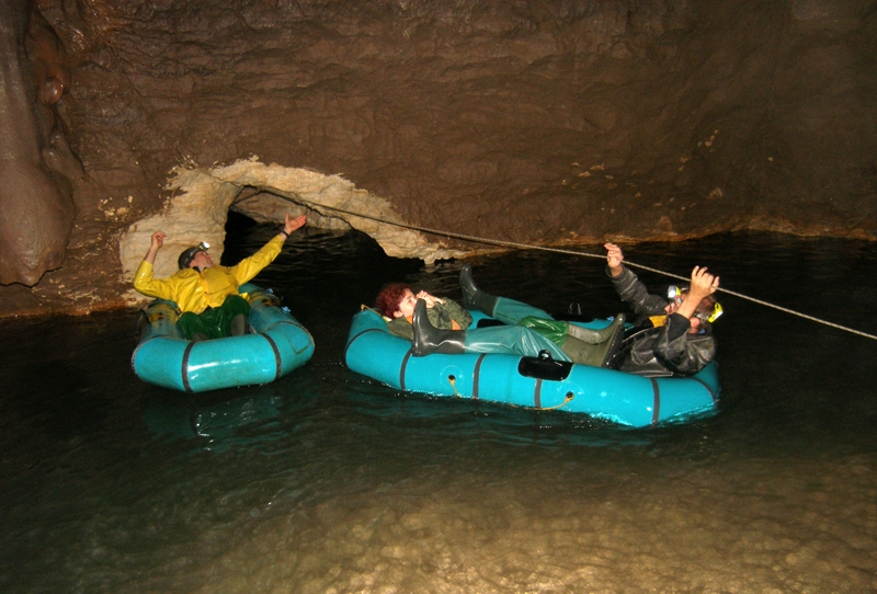 Екстремна емоция в недрата на земята на 100 км от Пловдив! Разходка с лодка в пещера СНИМКИ и ВИДЕО