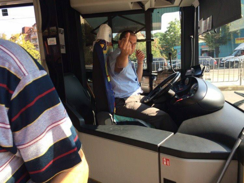 Среден пръст за гражданин, помолил шофьор да изчака възрастни хора СНИМКИ