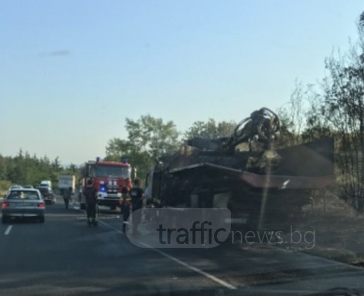 Камион се запали на пътя Карлово - Пловдив СНИМКИ