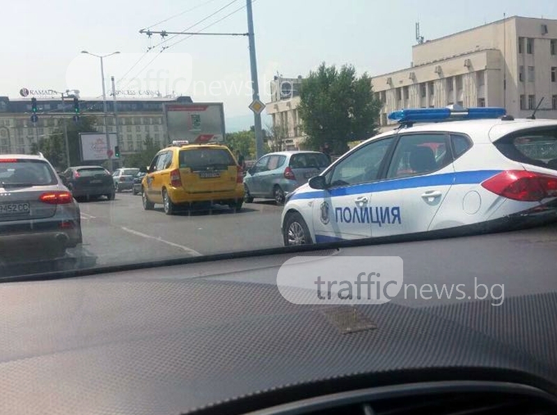 Пет коли се нанизаха една в друга във верижна катастрофа в центъра на Пловдив СНИМКА