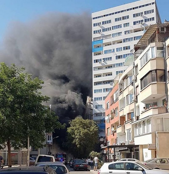 Огромен пожар бушува в жилищен блок в Бургас СНИМКИ