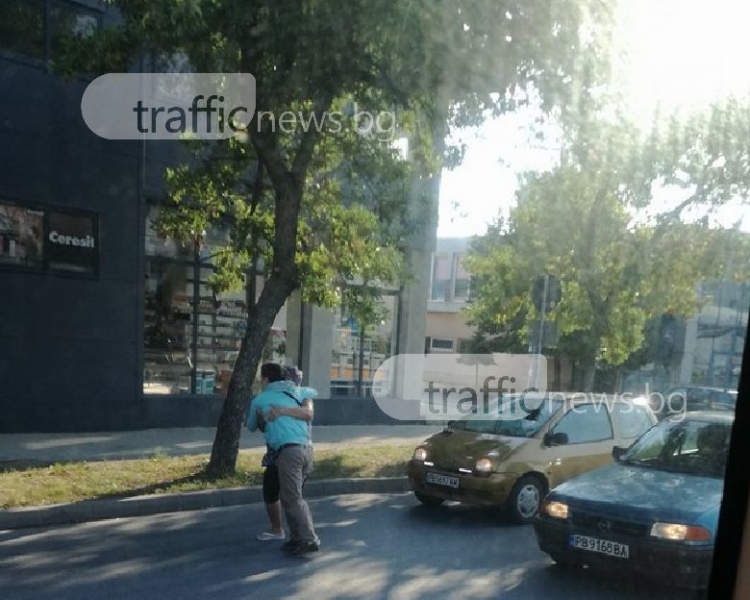 Шофьорка отнесе пешеходец на Брезовско шосе, спря да му помогне СНИМКИ