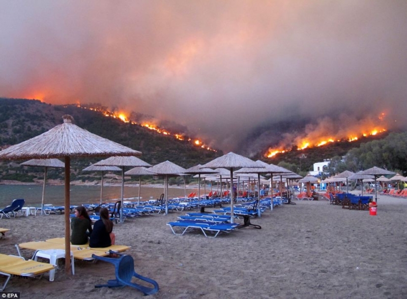 Евакуираха хиляди души от гръцки остров заради пожар