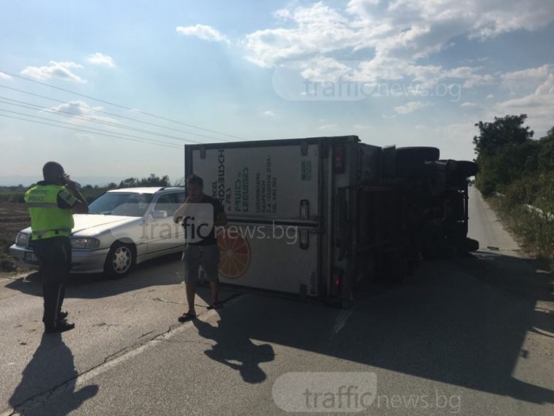 Камион се обърна на изхода на Пловдив СНИМКИ+ВИДЕО