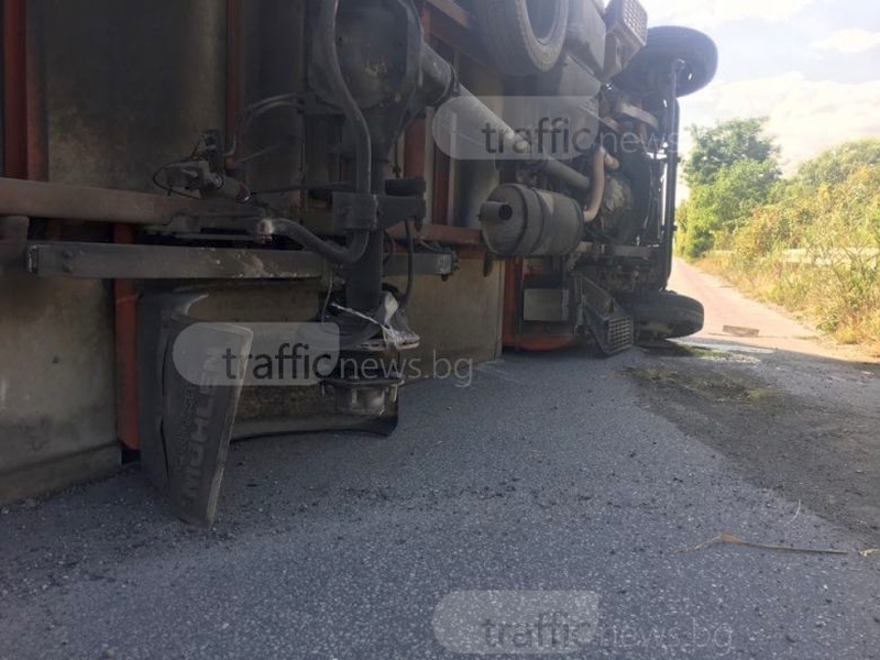 Двете задни гуми изхвърчали от камиона преди да се обърне на изхода на Пловдив ВИДЕО