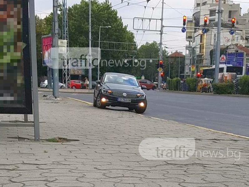 Фолксваген със софийски номер яхна тротоара на Сточна гара в Пловдив СНИМКИ