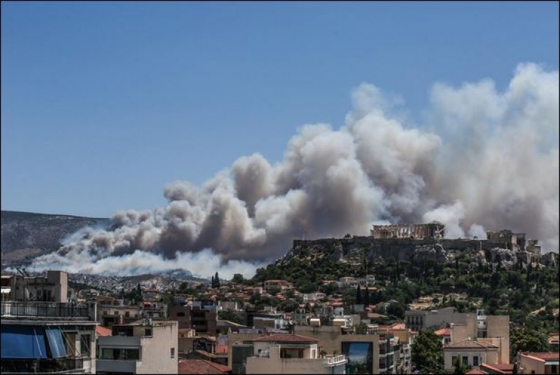 Големи пожари бушуваха край Атина