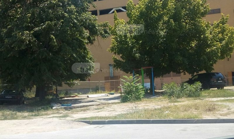 Нагли пловдивски шофьори превърнаха детска площадка в паркинг СНИМКА