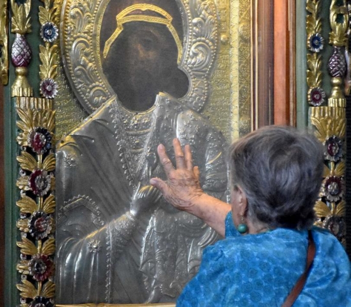 В Бачковския манастир посрещнаха частица от одеждите на Божията майка