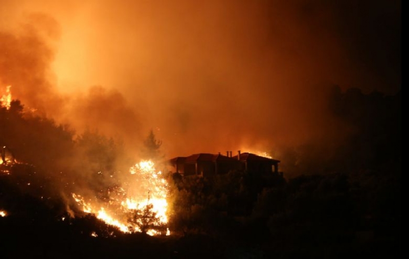 Продължават опустошителните пожари в Гърция, огън пламна и на Закинтос