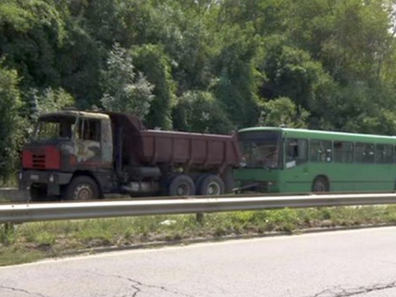 Камион се запали, докато тегли автобус СНИМКА
