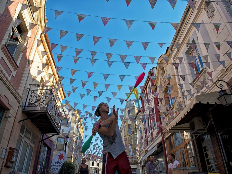Жонгльор върти бухалки на топ местата в Пловдив ВИДЕО