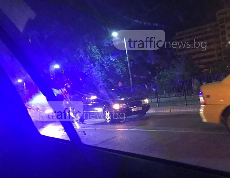 Шофьор изостави колата си в средата на пловдивски булевард, полицията го дири СНИМКИ