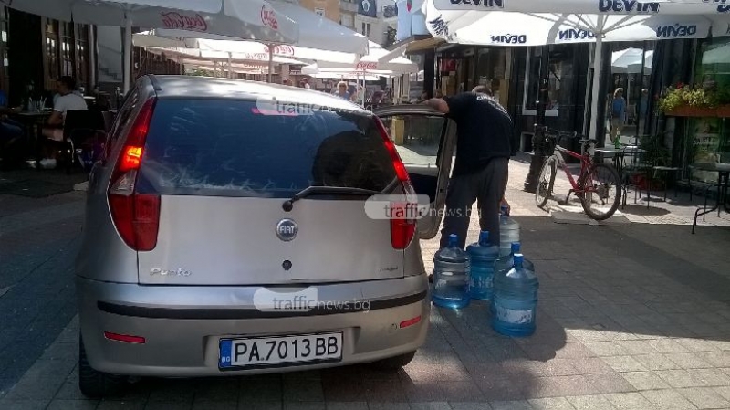 Пазарджиклийка се намърда с кола на площада на Джумаята СНИМКИ