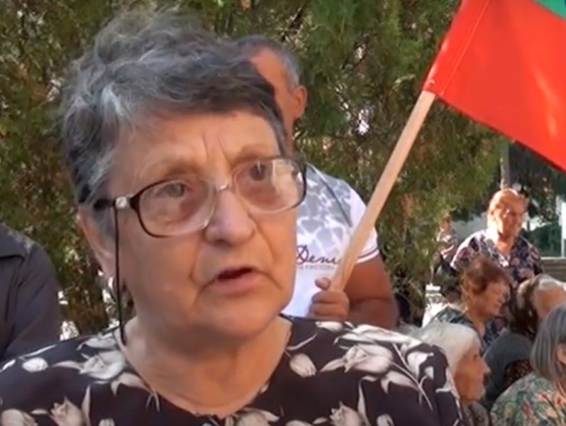 Поскъпнала вода изкара пенсионерка на протест: С 240 лева пенсия, кое по-напред? ВИДЕО