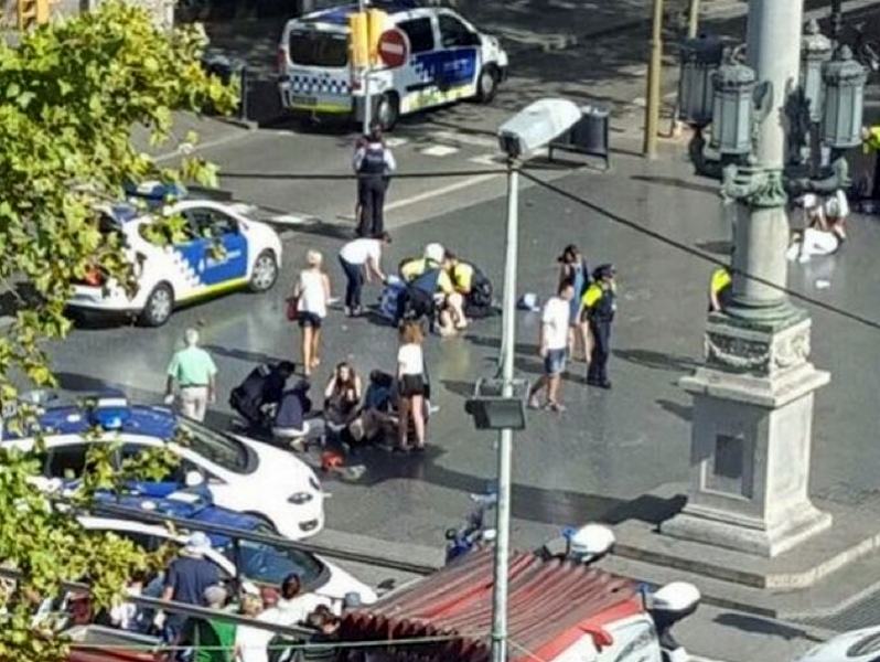 Бус се вряза в тълпа в Барселона, има ранени! СНИМКА