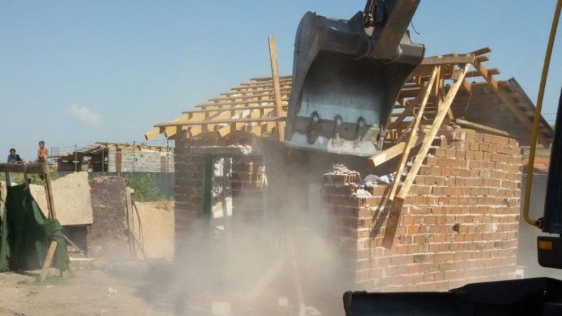 Събориха още 11 незаконни ромски къщи в Асеновград СНИМКИ