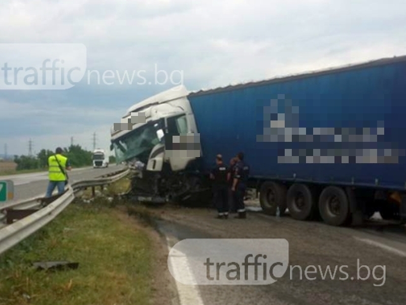Камион катастрофира на магистралата към Пловдив, движението е само в една лента