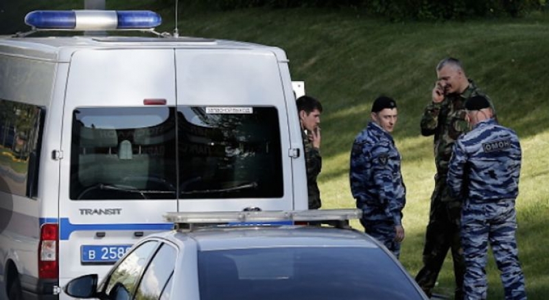 Мъж наръга 8 души с нож в руски град, полицията го застреля