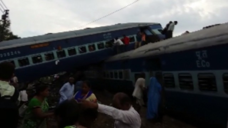 Влак дерайлира в Индия, поне 10 загинали, над 150 ранени