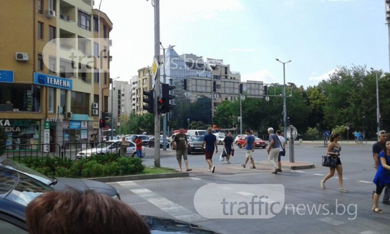 Светофар за спринтьори мъчи пешеходците на булевард България СНИМКИ