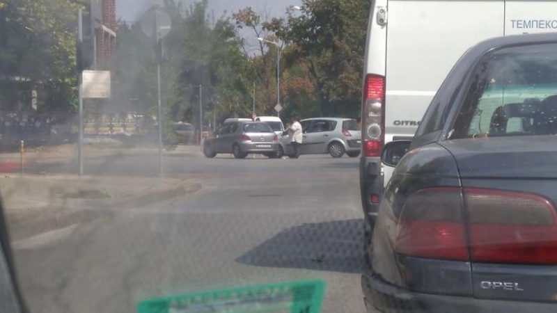 Шофьорки си спретнаха дамска катастрофа до Камеото в Кючука