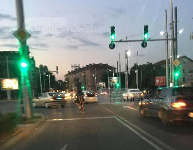 Безразсъдно: Младеж се покатери на мотопед, премина през центъра на Пловдив СНИМКИ
