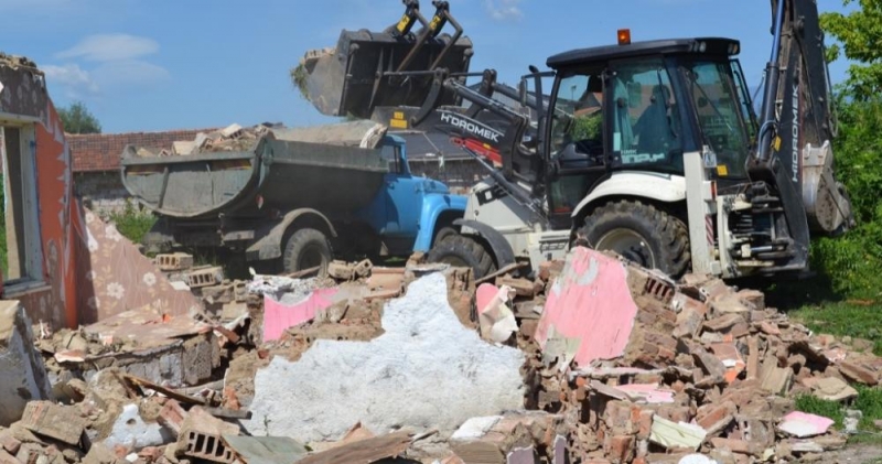 Започнаха бутането на 143 ромски къщи в столицата