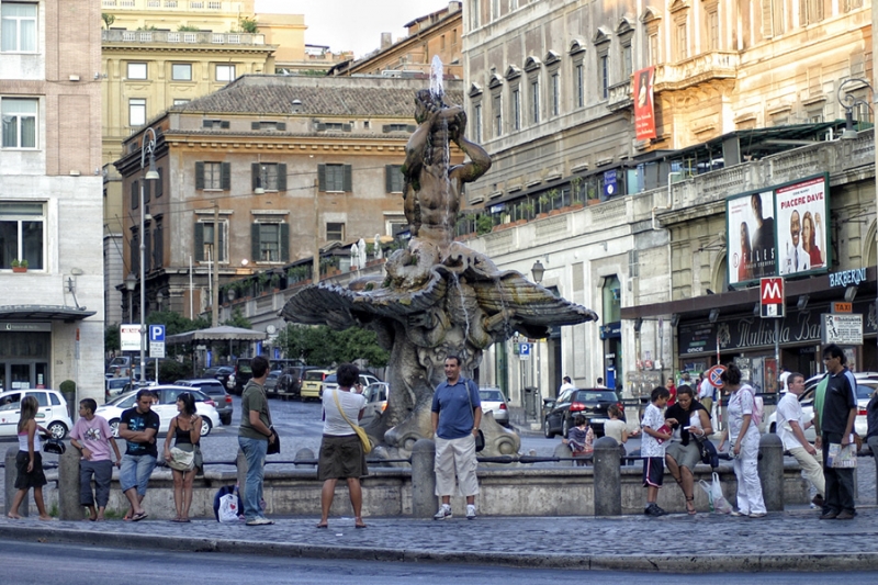Нашенка се изкъпа във фонтан в Рим, лепнаха й солена глоба