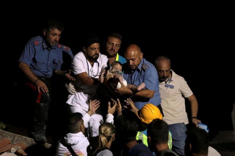 Извадиха живо 7-месечно бебе от отломките на къща след земетресението в Италия СНИМКИ