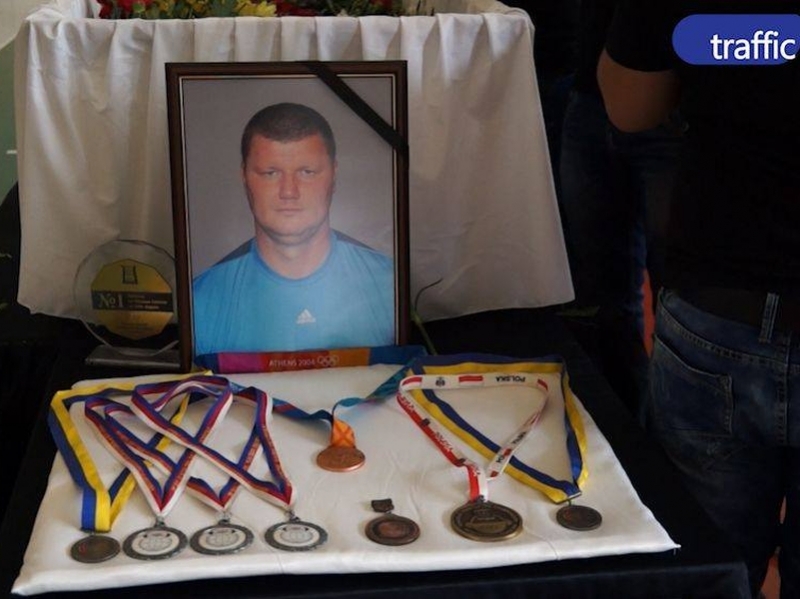 Хиляди изпратиха шампиона Величко Чолаков в последния му път ВИДЕО