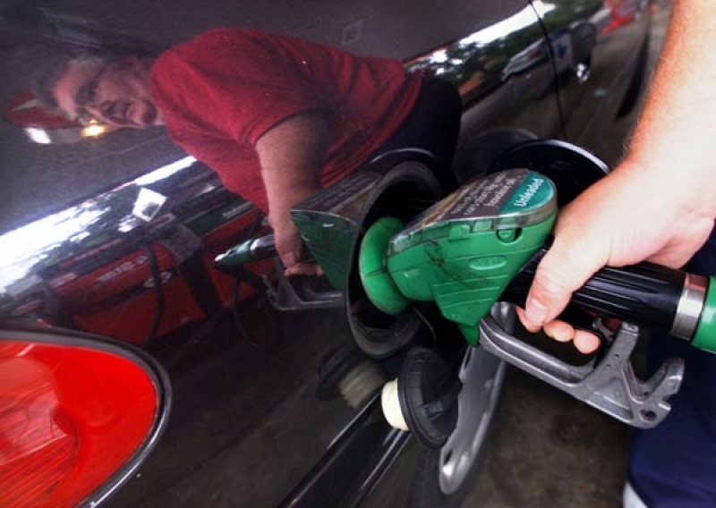 Българите зареждат деветия най-недостъпен бензин в света