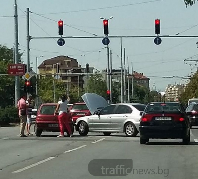 Катастрофирала кола блокира Цариградско шосе срещу Полиграфията в Пловдив СНИМКИ