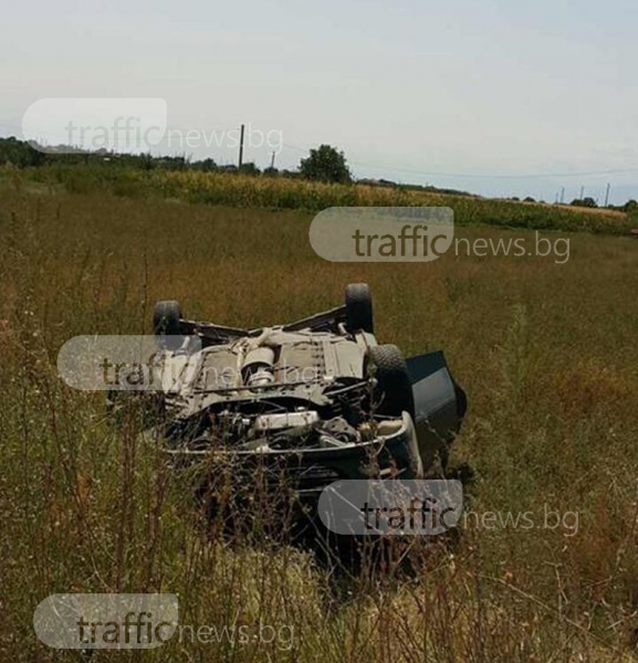 Тежък инцидент край Пловдив! Кола се метна в нива, четирима се разминаха на косъм СНИМКИ
