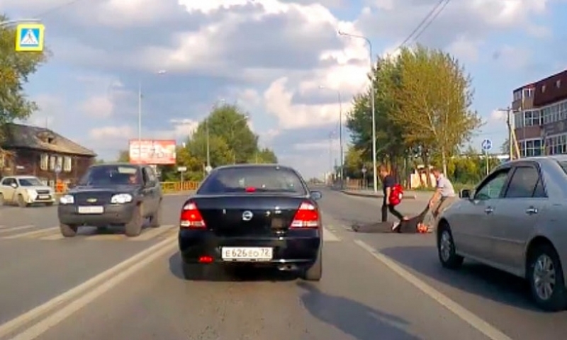 Нетърпелив шофьор влачи бавен пешеходец по асфалта - ВИДЕОТО, което разбуни нета