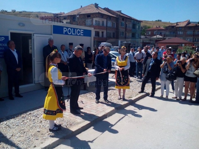 МВР отвори приемна в Асеновград, но протестите там продължават