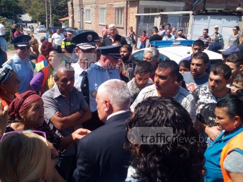 Роми от Асеновград обградиха министър, не искат бутане на къщите ВИДЕО