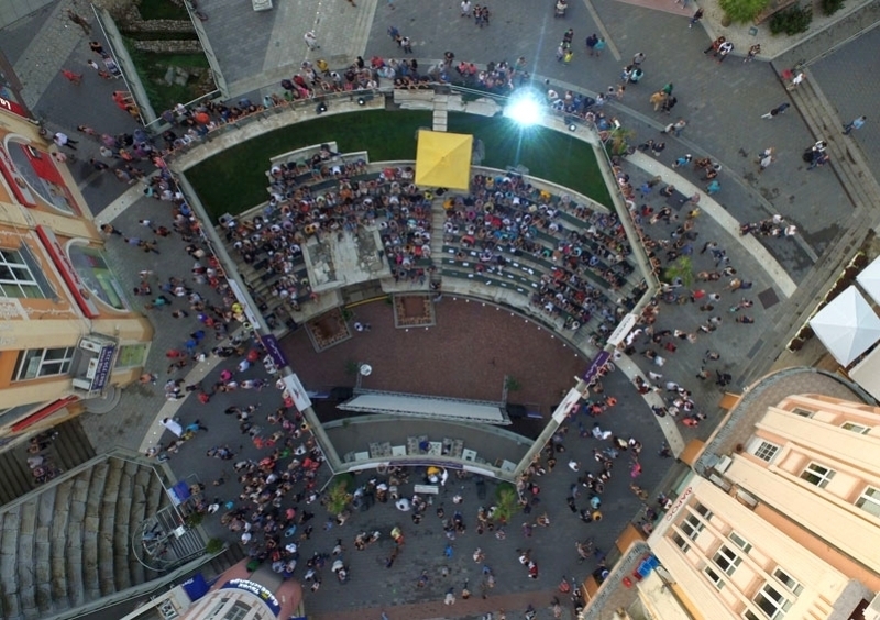 Стотици дронове политат над Главната на Пловдив днес