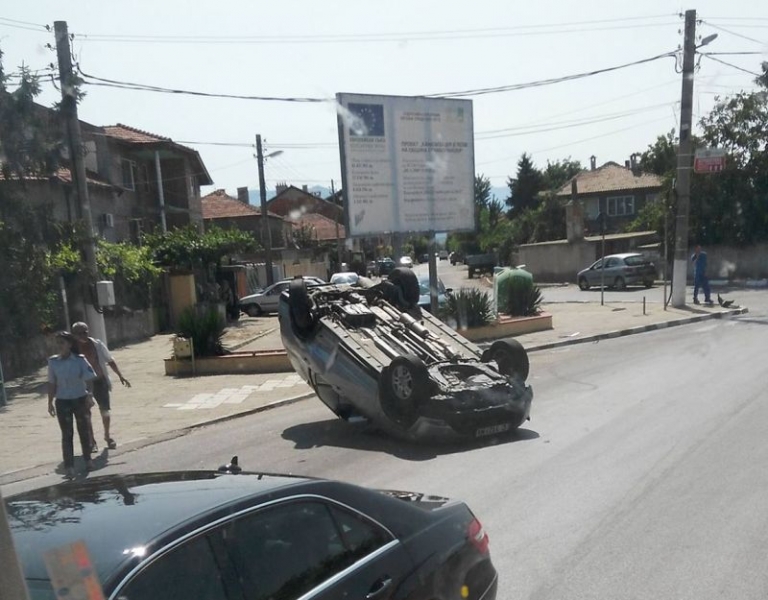 Кола се обърна по таван в центъра на Йоаким Груево след катастрофа СНИМКИ