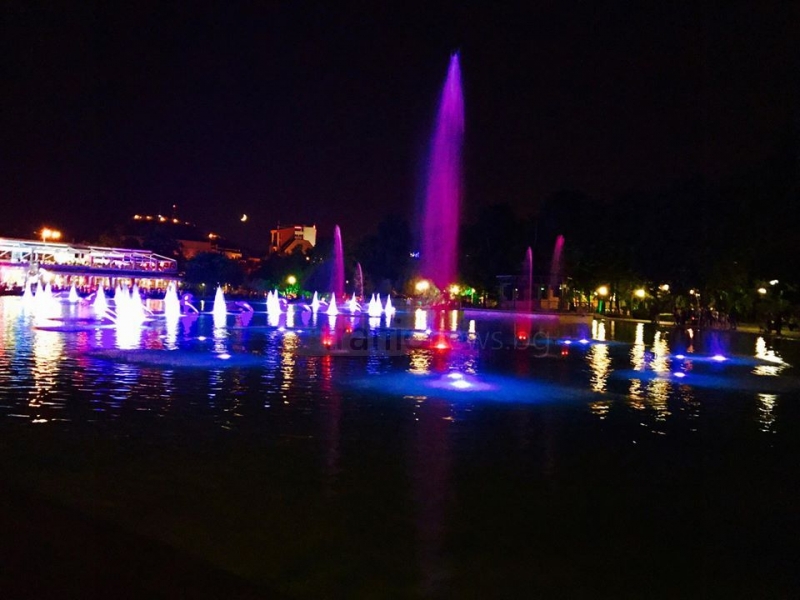 И Пловдив почете Макрон – френски шансони и цветове озариха Пеещите фонтани СНИМКИ